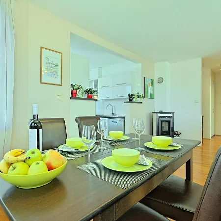Spacious Holiday In With Swimming Pool Umag