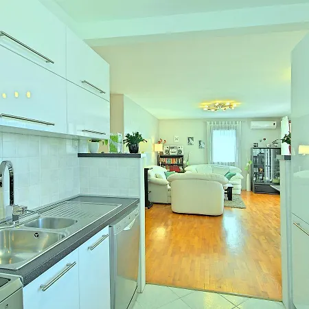 Spacious Holiday In With Swimming Pool *