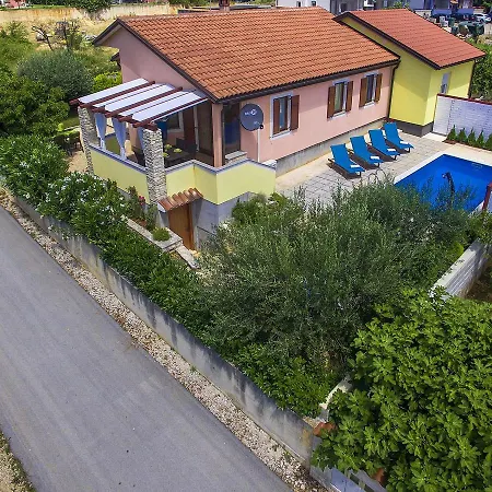 Spacious Holiday In With Swimming Pool Holiday home *