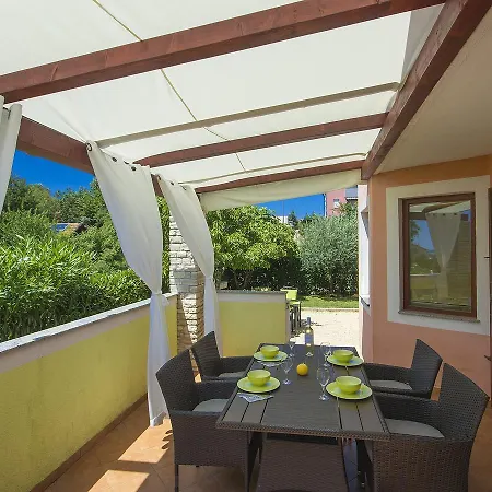 Spacious Holiday In With Swimming Pool