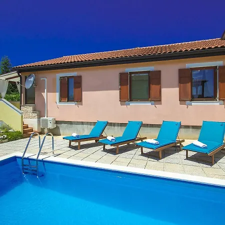 Spacious Holiday In With Swimming Pool *