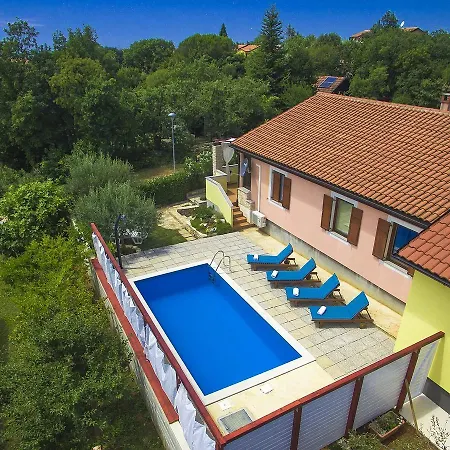 Spacious Holiday In With Swimming Pool * Umag