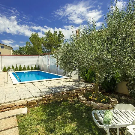Spacious Holiday In With Swimming Pool * Umag