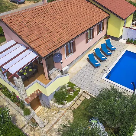 Spacious Holiday In With Swimming Pool Holiday home