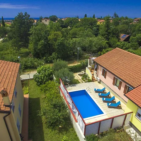 Spacious Holiday In With Swimming Pool *