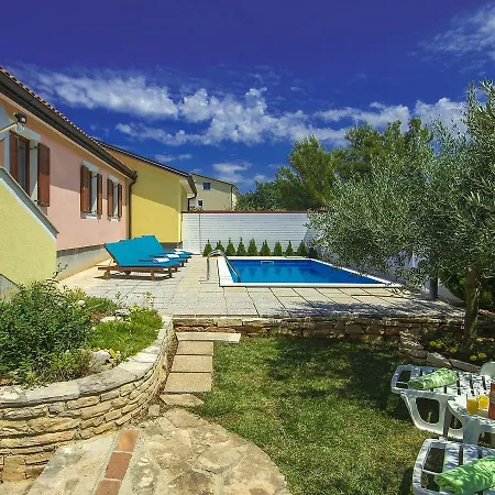 Spacious Holiday In With Swimming Pool Umag