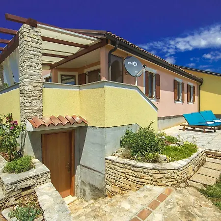 Spacious Holiday In With Swimming Pool Umag
